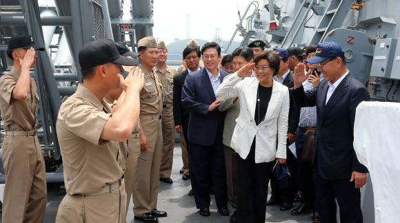 한상국함 장병들에게 경례하는 황우여 대표 황우여 새누리당 대표와 최고위원들이 20일 동해 군항을 찾아 PKG고속함 한상국함 견학을 마치고 장병들과 거수경례로 인사하고 있다. 연합뉴스