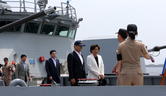 한상국함 찾은 황우여 대표 황우여 새누리당 대표와 이혜훈 최고위원, 정우택 최고위원, 홍문종 사무총장이 20일 동해 군항을 찾아 PKG고속함 한상국함에 승선해 장병들로부터 PKG고속함에 대한 설명을 듣고 있다. 연합뉴스