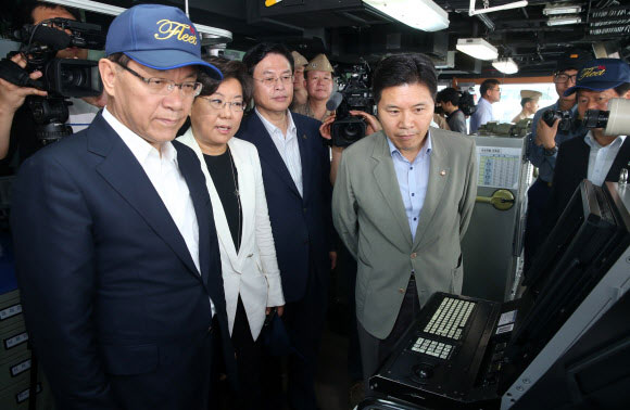 PKG고속함 견학하는 황우여 황우여 새누리당 대표와 최고위원들이 20일 강원 동해시 동해 군항에서 최신 유도탄 고속함인 PKG고속함을 견학하고 있다.  연합뉴스