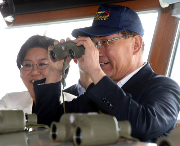 PKG고속함 견학하는 황우여 황우여 새누리당 대표와 최고위원들이 20일 강원 동해시 동해 군항에서 최신 유도탄 고속함인 PKG고속함을 견학하고 있다.  연합뉴스