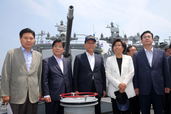 PKG고속함 견학하는 황우여 황우여 새누리당 대표와 최고위원들이 20일 강원 동해시 동해 군항에서 최신 유도탄 고속함인 PKG고속함을 견학하고 있다.  연합뉴스