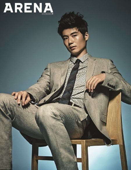 축구선수 기성용의 부드러운 매력이 돋보이는 화보 사진이 공개됐다.<br>아레나 옴므 플러스 제공