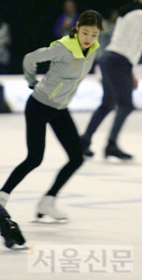 20일 잠실 올림픽공원 체조경기장에서 열린‘2013 삼성 올댓스케이트’공개 리허설에서 김연아 선수가 연기를 선보이고 있다. 장고봉PD goboy@seoul.co.kr