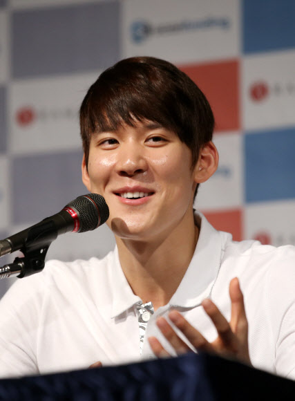 마린보이’ 박태환이 21일 오후 서울 강남구 삼성동 라마다서울호텔에서 열린 ‘국민스폰서 후원금 전달식’에 참석, 후원금을 전달받은 뒤 소감을 밝히고 있다. 연합뉴스