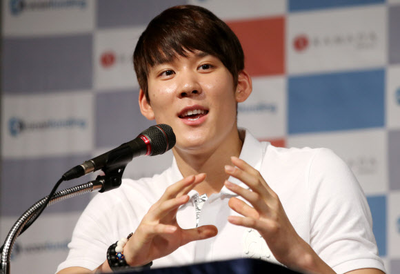 마린보이’ 박태환이 21일 오후 서울 강남구 삼성동 라마다서울호텔에서 열린 ‘국민스폰서 후원금 전달식’에 참석, 후원금을 전달받은 뒤 소감을 밝히고 있다. 연합뉴스