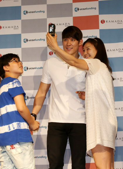 마린보이’ 박태환이 21일 오후 서울 강남구 삼성동 라마다서울호텔에서 열린 ‘국민스폰서 후원금 전달식’에 참석, 후원금을 전달받은 뒤 팬들과 기념촬영을 하고 있다. 연합뉴스