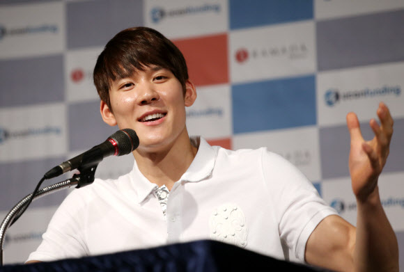 마린보이’ 박태환이 21일 오후 서울 강남구 삼성동 라마다서울호텔에서 열린 ‘국민스폰서 후원금 전달식’에 참석, 후원금을 전달받은 뒤 소감을 밝히고 있다. 연합뉴스