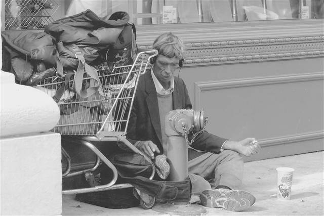 2004년 10월 미국 뉴욕의 거리에서 참선 중인 한 쓰레기 수집꾼. 저자는 이 ‘도시의 탐색자들’이야말로 삶의 대안적 모습이며 소비사회에 대한 비판자라고 설명한다. 시대의창 제공 