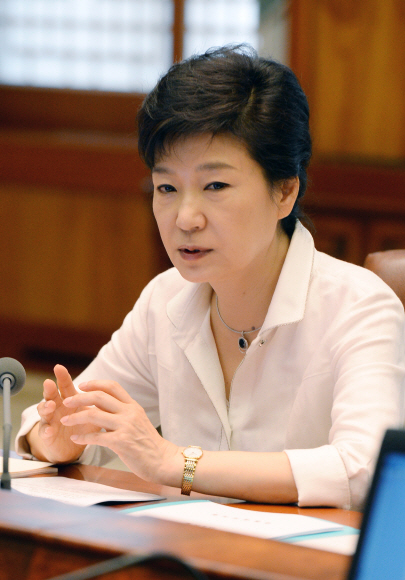 박근혜 대통령이 24일 오전 청와대에서 열린 수석비서관 회의에서 모두 발언을 하고 있다. 청와대사진기자단