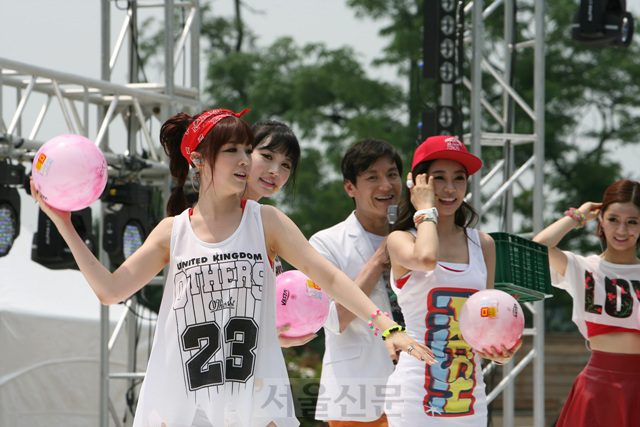 걸스데이는 24일 오후 서울 남산 반얀트리 호텔 야외 수영장에서 정규 1집 리패키지 음반 발매 기념 쇼케이스를 갖고 신곡 ‘여자 대통령’을 선보였다. 장고봉PD goboy@seoul.co.kr