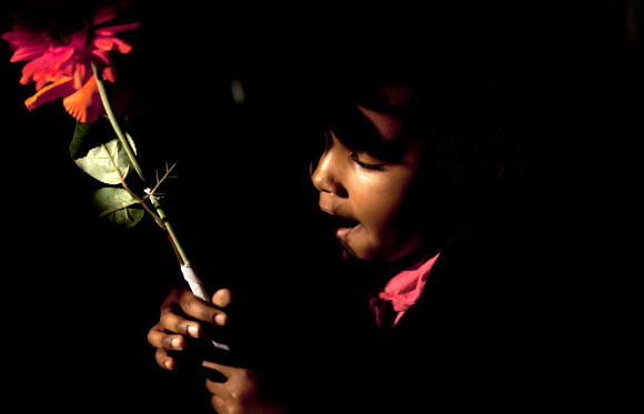 25일(현지시간) 남아프리카공화국 수도 프리토리아에 거주하는 한 어린이가 넬슨 만델라(95) 전 대통령이 입원해 있는 메디클리닉 병원 앞 도로에서 꽃 한 송이를 들고 찬송가를 부르고 있다. 제이컵 주마 대통령은 이날 생일을 한 달 앞두고 있는 ‘마디바’(만델라의 애칭)의 쾌유를 위해 기도해 달라고 호소했다. 프리토리아 AP 연합뉴스