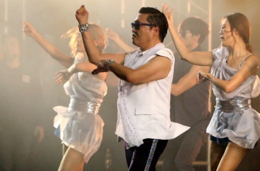 ‘강남 스타일’로 빌보드 차트 1위를 눈앞에 두고 있는 가수 싸이가 2일 오후 서울 잠실 실내체육관에서 열린 ‘싸이야 놀자’ 콘서트에서 ‘말춤’을 추며 열정적인 무대를 펼치고 있다. <br>연합뉴스