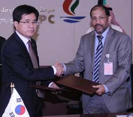 홍상덕(왼쪽) 대림산업 상무가 26일 쿠웨이트 국영정유회사(KNPC) 본사에서 모하메드 가지 알무타이리 대표와 정유시설 공사 계약서를 교환하고 있다.  대림산업 제공