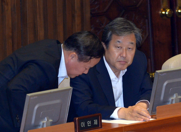 김재원(왼쪽) 당 전략기획본부장이 김무성 새누리당 의원이 고개를 푹 숙여 사과하고 있다. 이호정 기자 hojeong@seoul.co.kr