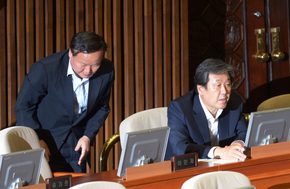 김재원(왼쪽) 당 전략기획본부장이 김무성 새누리당 의원에게 사과한 뒤 물러나고 있다. 이호정 기자 hojeong@seoul.co.kr