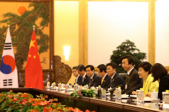 박근혜 대통령이 27일 오후 베이징 인민대회당에서 시진핑 중국 국가주석과 확대정상회담을 하고 있다.(청와대 홈페이지) 뉴스1