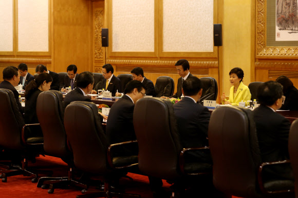 박근혜 대통령이 27일 오후 베이징 인민대회당에서 시진핑 중국 국가주석과 확대정상회담을 하고 있다. (청와대 홈페이지) 뉴스1