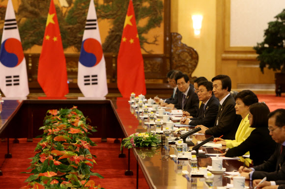 박근혜 대통령이 27일 오후 베이징 인민대회당에서 시진핑 중국 국가주석과 확대정상회담을 하고 있다. (청와대 홈페이지) 뉴스1