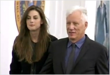 미국 유명 배우 제임스 우즈(오른쪽)가 46세 연하의 여자 친구와 영화 프리미어 행사정에 입장하고 있다.<br>E온라인 뉴스 영상 캡처<br>