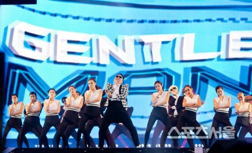 ‘젠틀맨’ 안무를 선보이고 있는 싸이. <br>스포츠서울