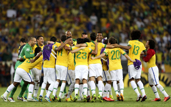 브라질이 1일(한국시간) 브라질 리우데자네이루의 마라카낭 경기장에서 열린 2013년 국제축구연맹(FIFA) 컨페더레이션스컵대회 결승전에서 스페인을 3-0으로 이겼다.  AP/IVARY