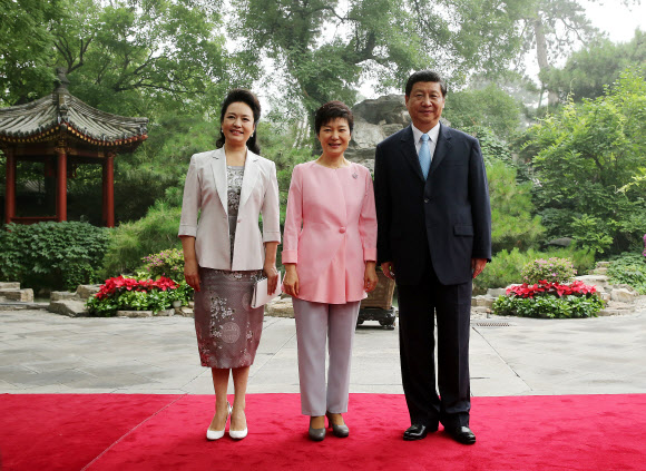 박근혜 대통령, 시진핑-펑리위안 부부와 기념촬영   중국을 국빈 방문 중인 박근혜 대통령이 28일 오후 베이징 댜오위타이에서 시진핑 국가주석, 퍼스트레이디인 펑리위안 여사와 오찬에 앞서 기념촬영을 하고 있다.  연합뉴스