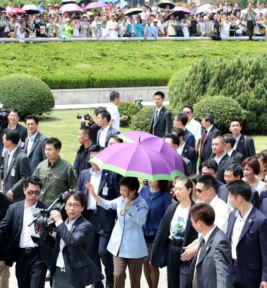 관광객에 인사하는 박근혜 대통령 중국 국빈 방문 마지막날인 30일 박근혜 대통령이 산시성 시안에 위치한 진시황릉 병마용 박물관을 방문, 관광객들에게 손을 들어 인사하고 있다.  연합뉴스