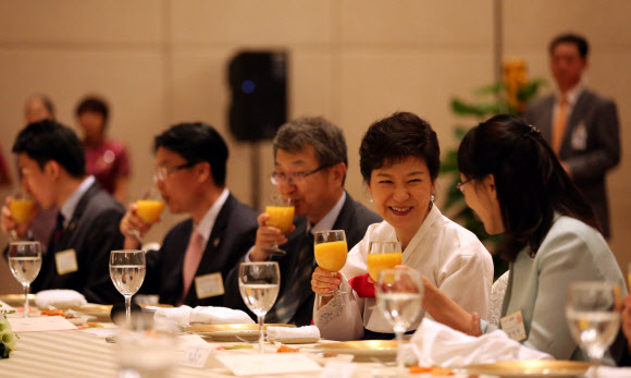 재중 한국인들과 건배 박근혜 대통령이 30일 오후 시안 샹그릴라호텔에서 열린 한국인 오찬 간담회에서 건배하고 있다. 연합뉴스