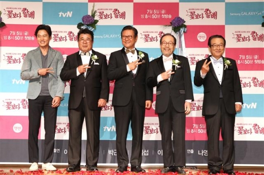 지난달 28일 열린 tvN ‘꽃보다 할배’ 제작발표회에서 출연진이 포토타임을 갖고 있다. 왼쪽부터 이서진, 백일섭, 박근형, 신구, 이순재.<br><br>CJ E&M 제공