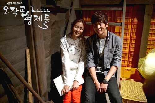배우 유이(왼쪽)와 주원이 KBS2’오작교 형제들’ 촬영 도중 다정한 포즈를 취했다.