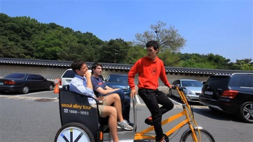 KBS 1TV ‘KBS 파노라마’는 일자리에 대한 전통적 인식을 깨고 새롭게 조명받고 있는 일자리들을 소개한다. 자전거를 이용한 인력거꾼도 그중 하나다.<br>KBS 제공
