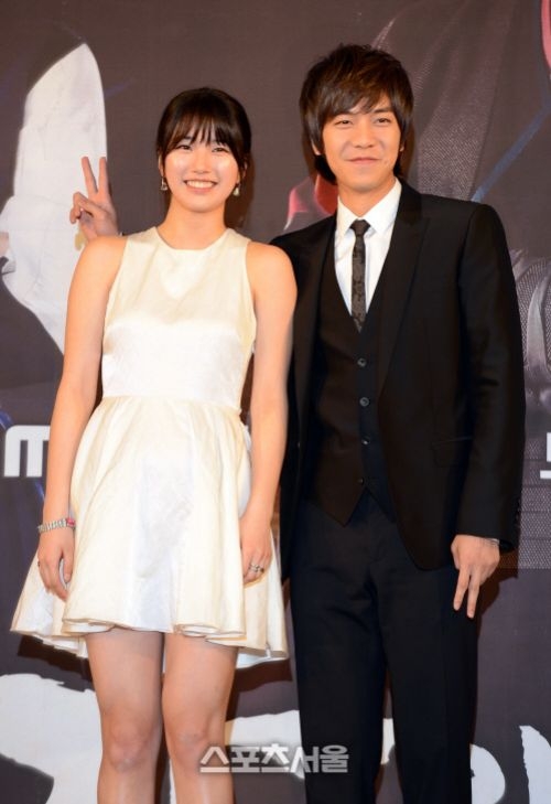 MBC ‘구가의 서’의 수지(왼쪽)과 이승기가 드라마 제작발표회에서 즐겁게 포즈를 취하고 있다.