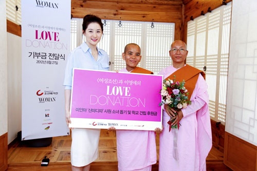 배우 이영애(왼쪽)가 미얀마 샨마디따 사원에 후원금을 전달하고 있다.<br>여성조선 제공