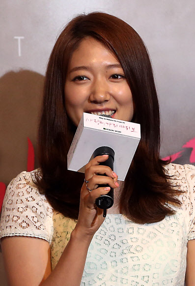 밝은 모습의 박신혜 4일 오후 서울 왕십리 CGV에서 열린 영화 ‘사랑의 가위 바위 보’배리어프리버전 상영회에서 배우 박신혜가 질문에 답하고 있다. 연합뉴스