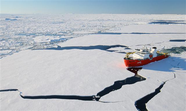 2010년 1월 26일 서남극 해상에서 우리나라 첫 쇄빙선인 아라온호가 1m 두께의 얼음을 깨며 쇄빙 능력을 시험하고 있다. 서울신문 포토라이브러리