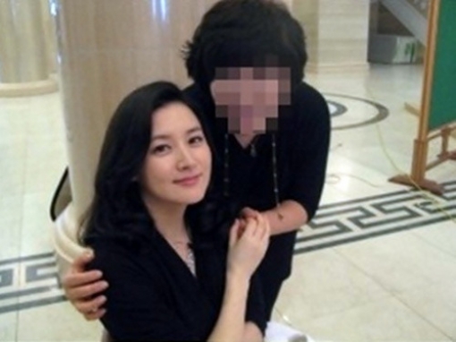 한 네티즌이 찍은 배우 이영애의 직찍 사진이 온라인 상에서 화제가 되고 있다. 온라인 커뮤니티