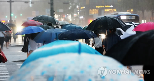 우산을 쓴 시민들이 발걸음을 재촉하고 있다.  연합뉴스