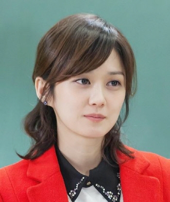 배우 장나라가 KBS2 ‘학교2013’에서 따뜻한 선생님 캐릭터로 열연하고 있다. <br>KBS 제공