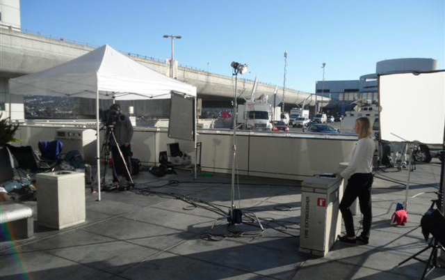 7일(현지시간) 미국 샌프란시스코 국제공항 청사 앞에 대형 TV 방송 차량이 줄지어 늘어선 가운데 기자들이 열띤 보도 경쟁을 벌이고 있다. 샌프란시스코 김상연 특파원