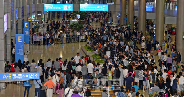 8일 오후 아시아나항공 OZ 214편의 탑승객 11명이 특별기로 인천공항에 도착한 가운데 많은 취재진들이 입국장에서 탑승객을 기다리고 있다.  손형준 boltagoo@seoul.co.kr  