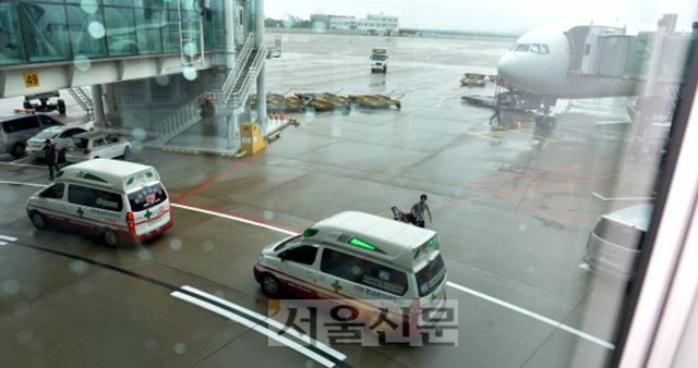 미국 샌프란시스코 공항에서 발생한 아시아나 항공기 추락사고 탑승객 중 11명이 8일 인천공항을 통해 귀국한 가운데 몸 상태가 좋지 않은 탑승객을 태운 구급차가 계류장을 빠져나가고 있다.  손형준 boltagoo@seoul.co.kr