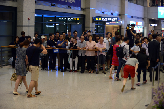 지난 7일(한국시간) 미국 샌프란시스코 공항 착륙 과정에서 사고가 난 아시아나 여객기에 탑승했던 한국인 11명이 8일 오후 인천공항을 통해 귀국했다.  손진호 기자 nasturu@seoul.co.kr