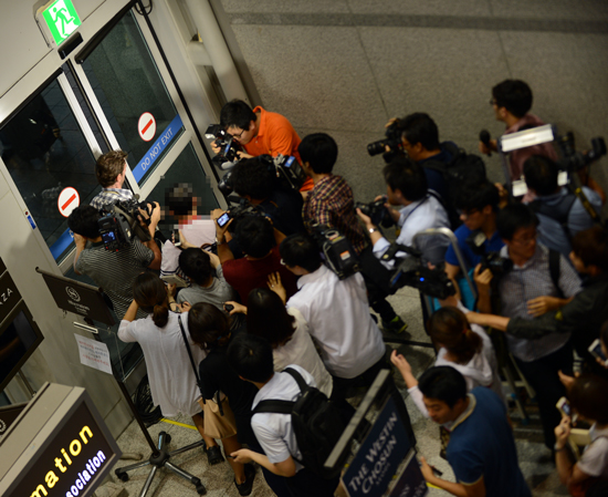 지난 7일(한국시간) 미국 샌프란시스코 공항 착륙 과정에서 사고가 난 아시아나 여객기에 탑승했던 한국인 11명이 8일 오후 인천공항을 통해 귀국했다. 취재진에게 둘러싸여 질문을 받고 있다. 손진호 기자 nasturu@seoul.co.kr