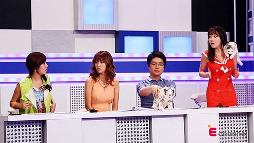 낸시랭(오른쪽)이 좁은 골반을 콤플렉스로 꼽으며 자신의 몸매를 평가하고 있다. <br>티캐스트 제공