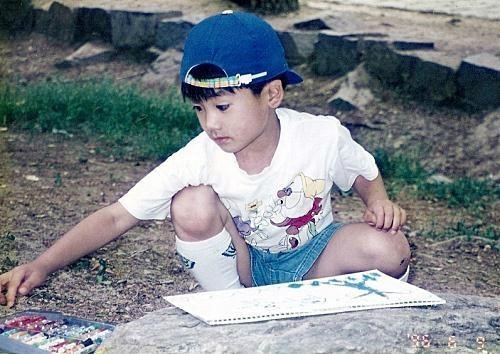 아기병사 박형식의 어린 시절이 공개돼 누리꾼들의 관심을 모으고 있다.<br>제국의 아이들SNS