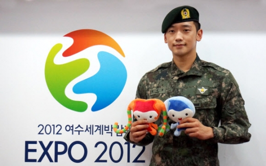 16일 저녁 여수엑스포 특설무대에서 열릴 ‘엑스포 팝 페스티벌’출연을 앞둔 가수 비(본명 정지훈)가 엑스포 조직위원회 브리핑룸에서 기자회견을 하고 있다. 기자회견에서 비는 “군인 신분으로 여수박람회 공연에 참가하는 것 자체가 박람회에 대한 기여이자 홍보라고 생각한다”면서 “국민을 위한 축제인 만큼 부족하지만 모든 것을 보여주도록 최선을 다하겠다”고 다짐했다. 연합뉴스