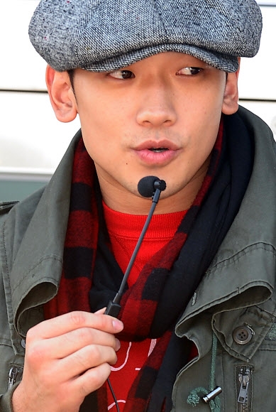 가수 비(본명 정지훈)가 11일 오후 경기도 의정부시 306보충대에서 입대를 앞두고 팬들에게 인사를 하고 있다. 비는 5주간의 기초군사 훈련을 마친 뒤 현역으로 복무할 예정이다. <br>연합뉴스