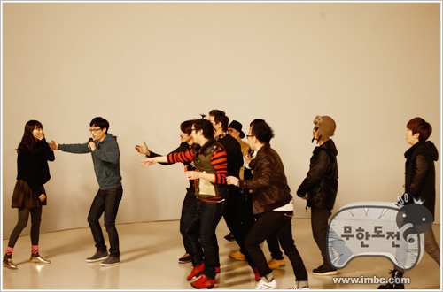 배우 이나영(왼쪽)의 등장에 ‘무한도전’ 멤버들이 앞다투어 달려가고 있다.<br>MBC 제공