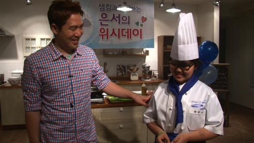 “요리가 누군가에게는 희망이, 누군가에게는 치료가 될 수도 있다”고 믿는 샘 킴(왼쪽)은 나눔을 실천하는 요리사로 거듭나고 있다.<br>MBC 제공