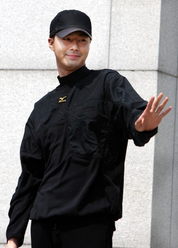 조인성이 2009년 4월6일 오후 경남 진주 교육사령부에 입대하면서 팬들에게 손을 흔들고있다. <br>연합뉴스